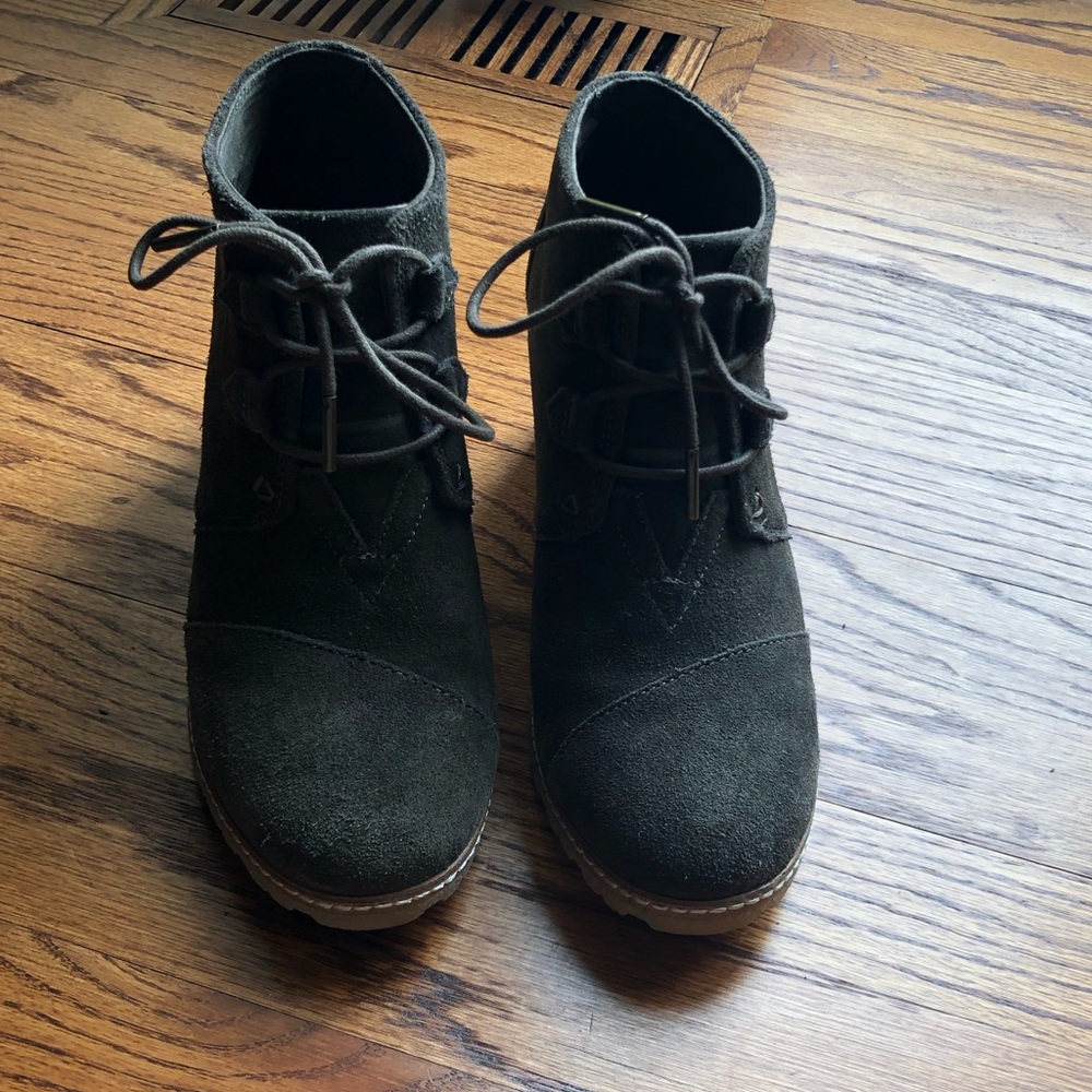 Great condition TOMS Wedges!!!